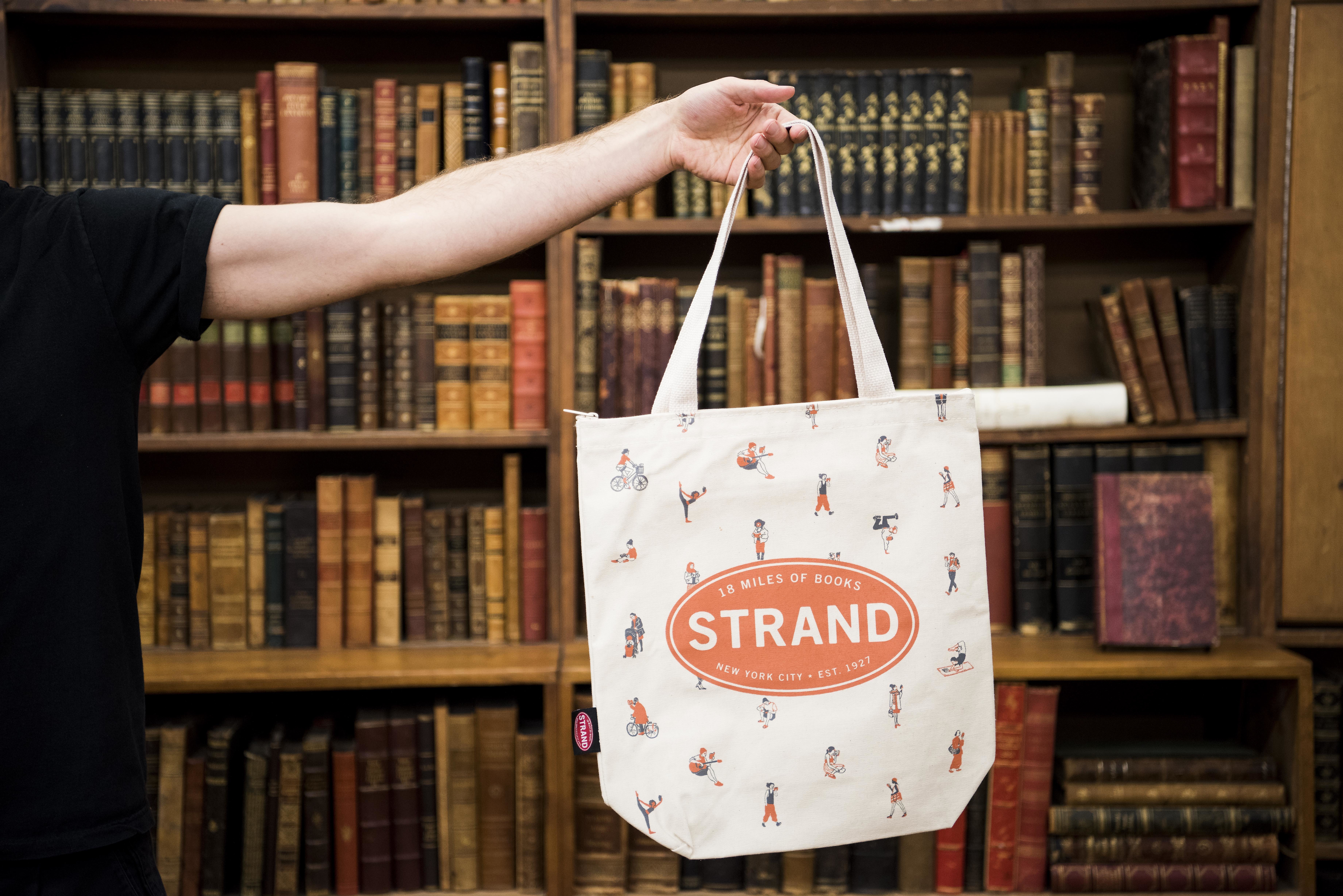 They re the shop. The Strand сумка шоппер. Книжного магазина the Strand сумка. Книжный магазин Strand. Strand, Нью-Йорк книжный магазин.