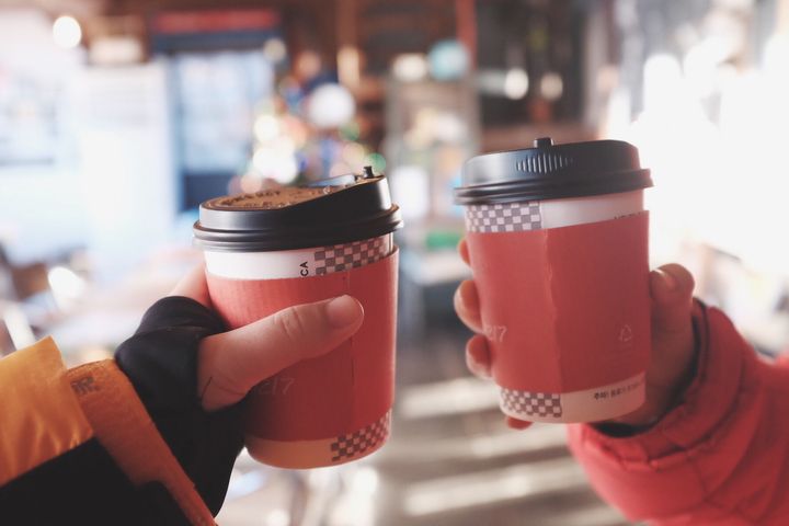 A petition calling for a charge on disposable cups has so far attracted more than 30,000 signatures