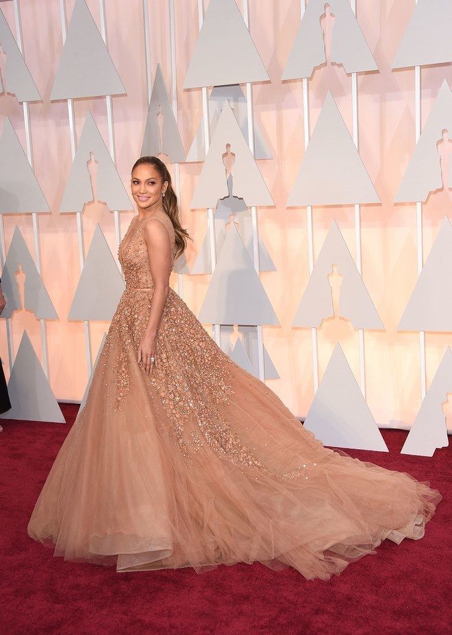 Who remember’ this classic look from the 2015 Oscars? 