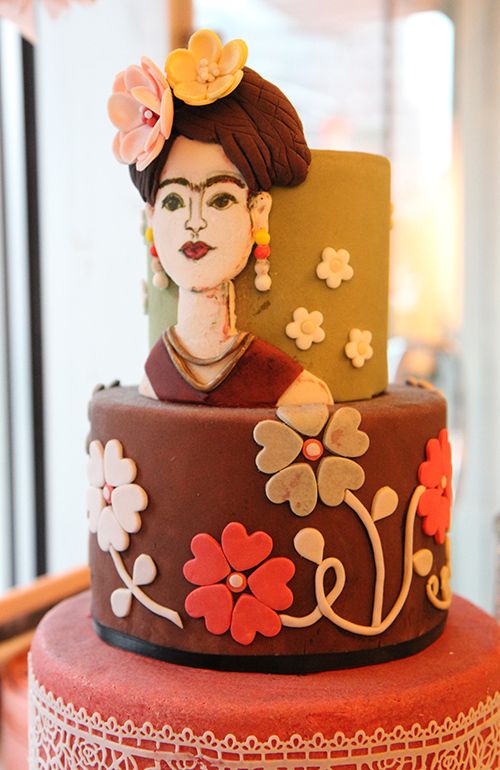 <p><strong>A three-tier Frida Kahlo cake.</strong></p>