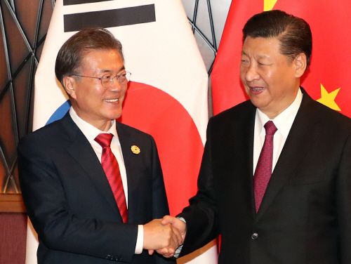 South Korean President Moon Jae-in and Chinese President Xi Jinping shake hands at the summit held at the Crowne Plaza hotel on Saturday on the sidelines of the Asia-Pacific Economic Cooperation meeting in Danang, Vietnam./ Source: Yonhap News