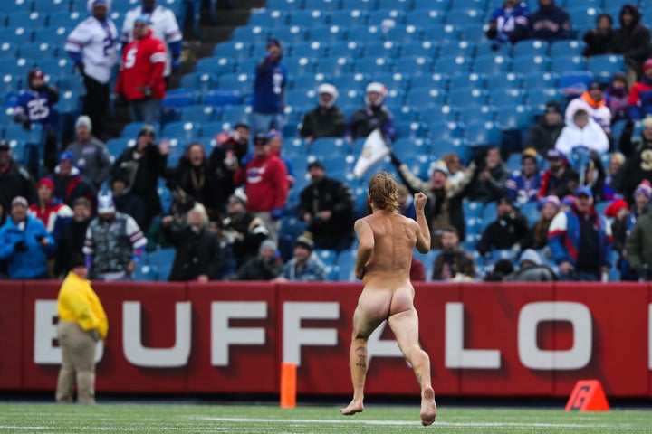 This streaker's mad dash gave Buffalo Bills fans a jolt of excitement during a blowout loss on Sunday.