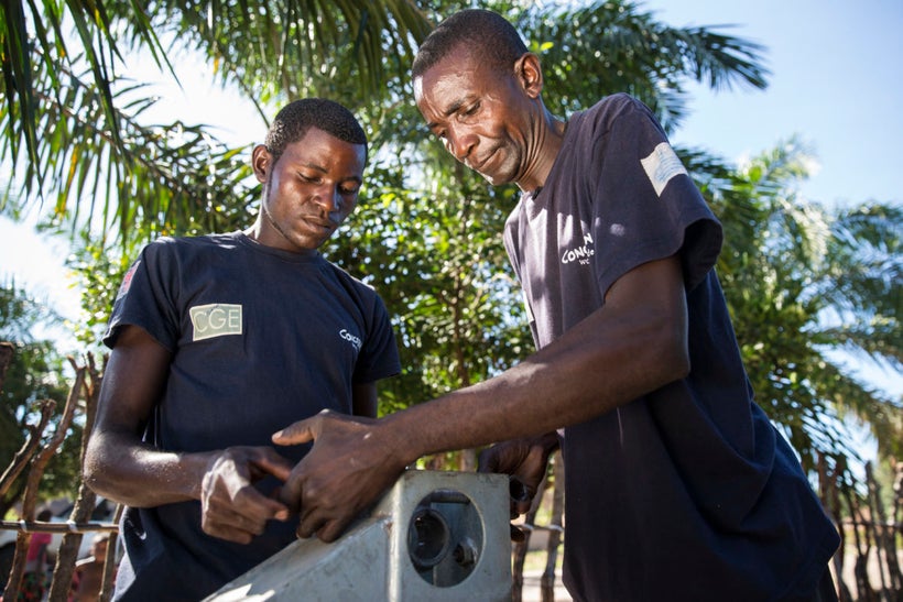 Pump technician Ilunga Wailungabje (left) and supervisor Daviens Ngoy Wangay (right) carrying out maintenance work on a water