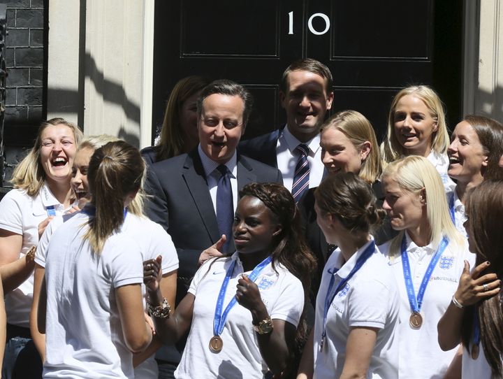Tracey Crouch with David Cameron and the Lionesses outside Downing Street in 2015.