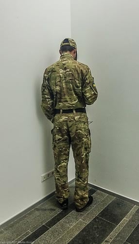 <p>Santiago Sierra, Veterans of War Facing The Corner</p>