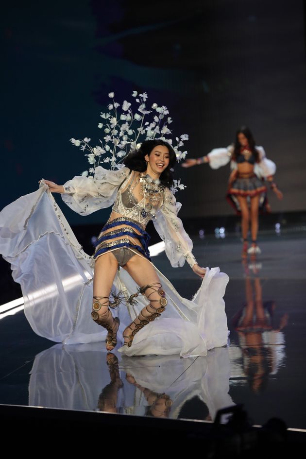 Victoria's Secret Models Ming Xi And Giselle Oliveira Prove The Power ...