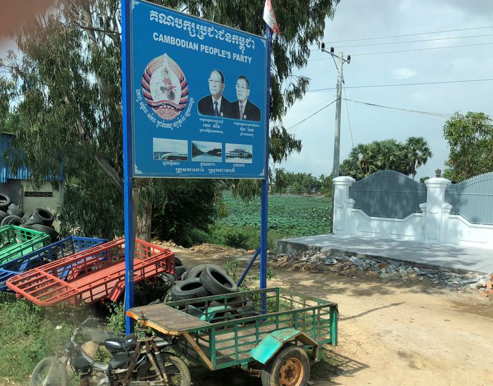 <p>Hun Sen (R) Cambodian People’s Party billboard, November 2017</p>