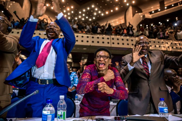 Zimbawe's MPs celebrate after Mugabe's resignation