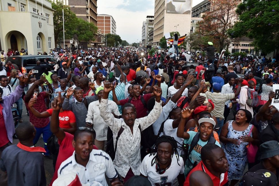 Zimbabweans Celebrate In The Streets After Mugabe Resignation | HuffPost