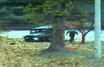 The US-led United Nations Command (UNC) released CCTV footage Wednesday of a North Korean soldier running toward South Korea through the Joint Security Area of Panmunjeom last Monday. As the solder's jeep became stuck in a drainage ditch, he got out the vehicle and started running to the South./ Source: The captured image of the video released by the UNC. 