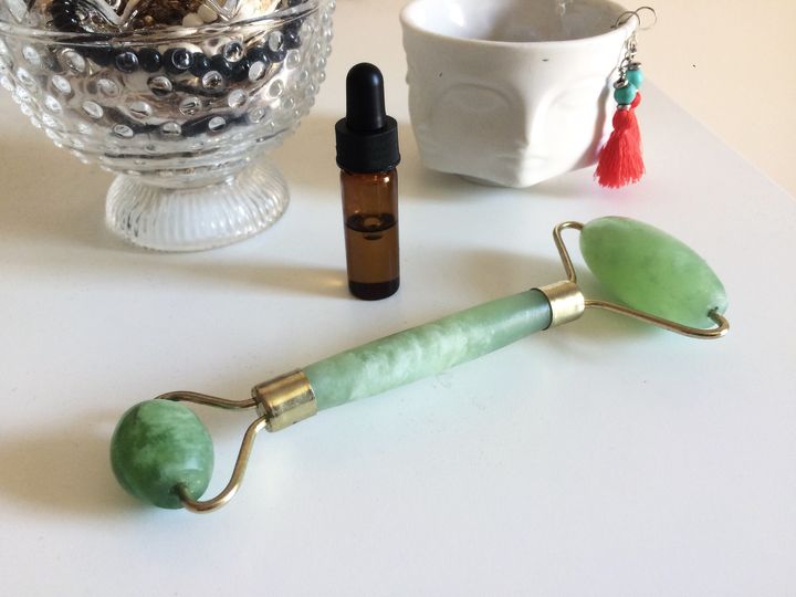 My jade roller sitting pretty with the trinkets on my dresser.