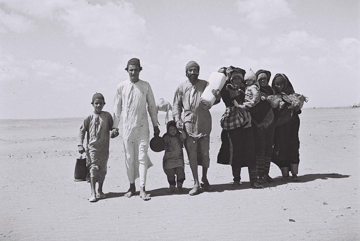 Yemenite Jews on their way to the refugees camp in Aden, Yemen. 