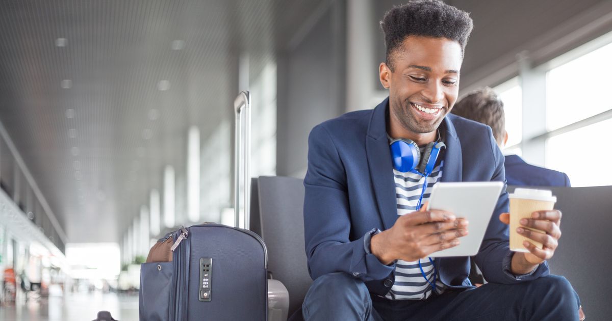 Business traveling. Бизнес путешествия. Движение бизнес. Business traveller /*Лгя. African American people in Airport.