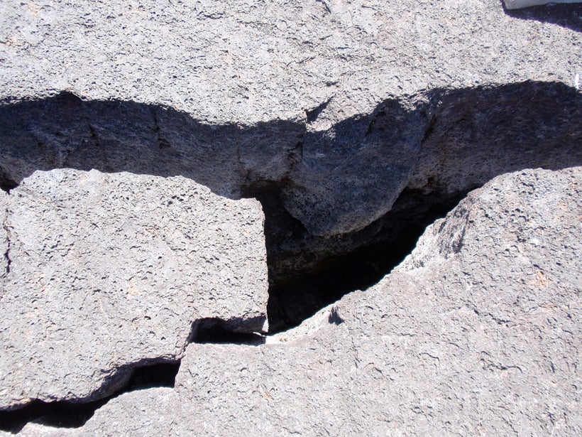 CRACKS IN KILAUEA CRATER