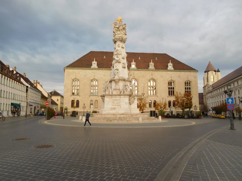 <strong>Trinity Square, column celebrating end of the plague, 1710-1713</strong>