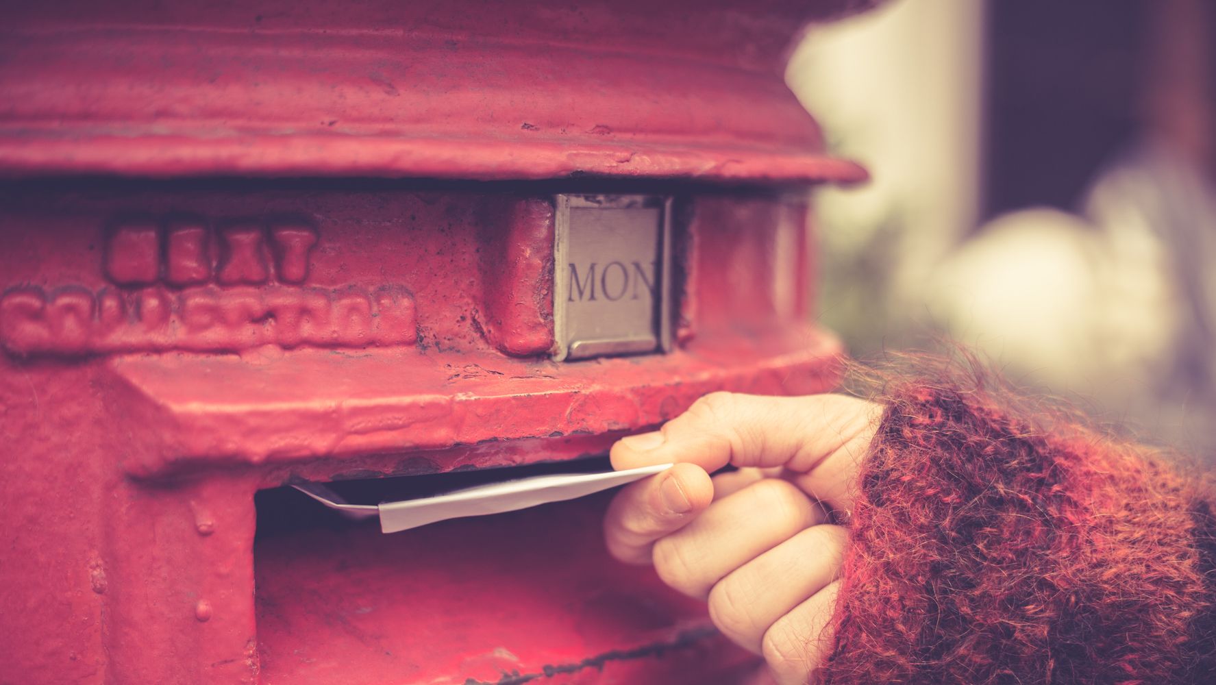 The Last Day You Can Post Your Christmas Cards So They Arrive Before 25th December | HuffPost UK