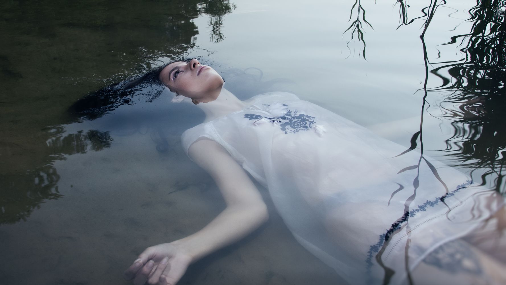 Песня про утонул. Девушка утопилась в озере.