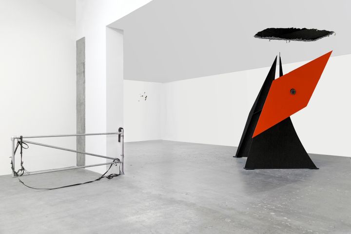 Installation view of Kinetics of Violence: Alexander Calder + Cady Noland, curated by Sandra Antelo-Suarez, Venus Over Manhattan, 2017. Left: Cady Nolan, One Half Corral Gates, 1989, partial view of Corral Gates, pipes police straps, cattle straps. Collection Fondazione Sandretto Re Rebaudengo, Torino. Right: .Alexander Calder, Rhombus, metal, 1972. Moved by interaction with the blade. Collection of Calder Foundation.