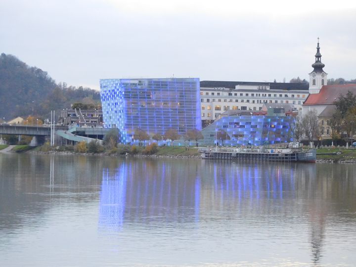 Ars Electronica Centre, changing colour at night