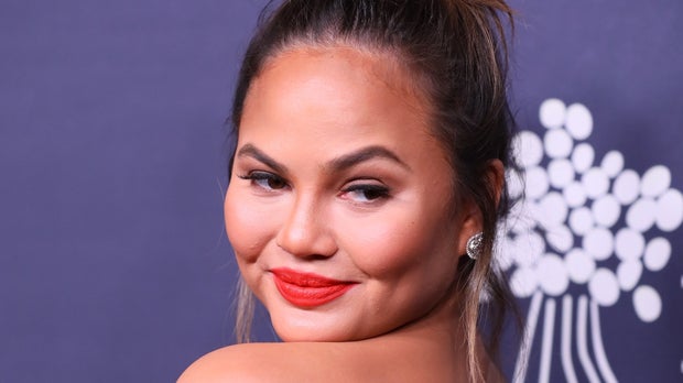 Chrissy Teigen Wants To Catch 'S**tty Friends' Who Sell Private Details About Her - Canada Celebrity  news - NewsLocker