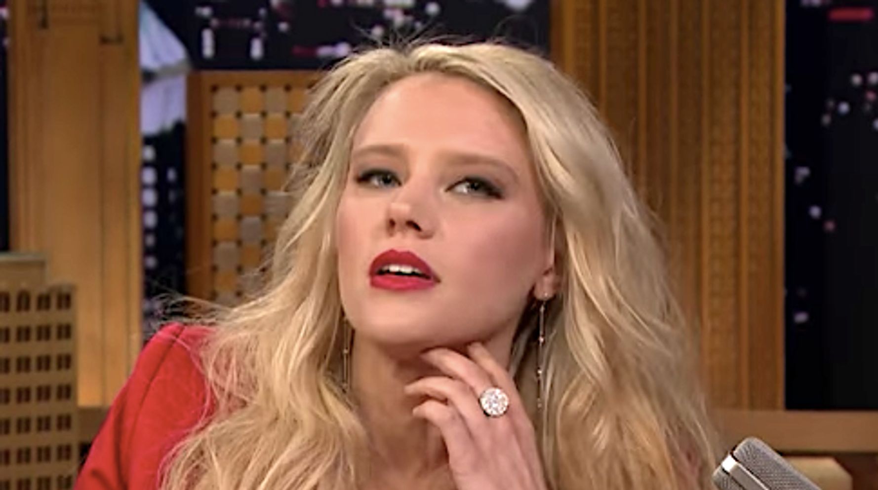 Kate Mckinnon Breaks Out A Glorious Gal Gadot Impression On The Tonight Show Huffpost 7730