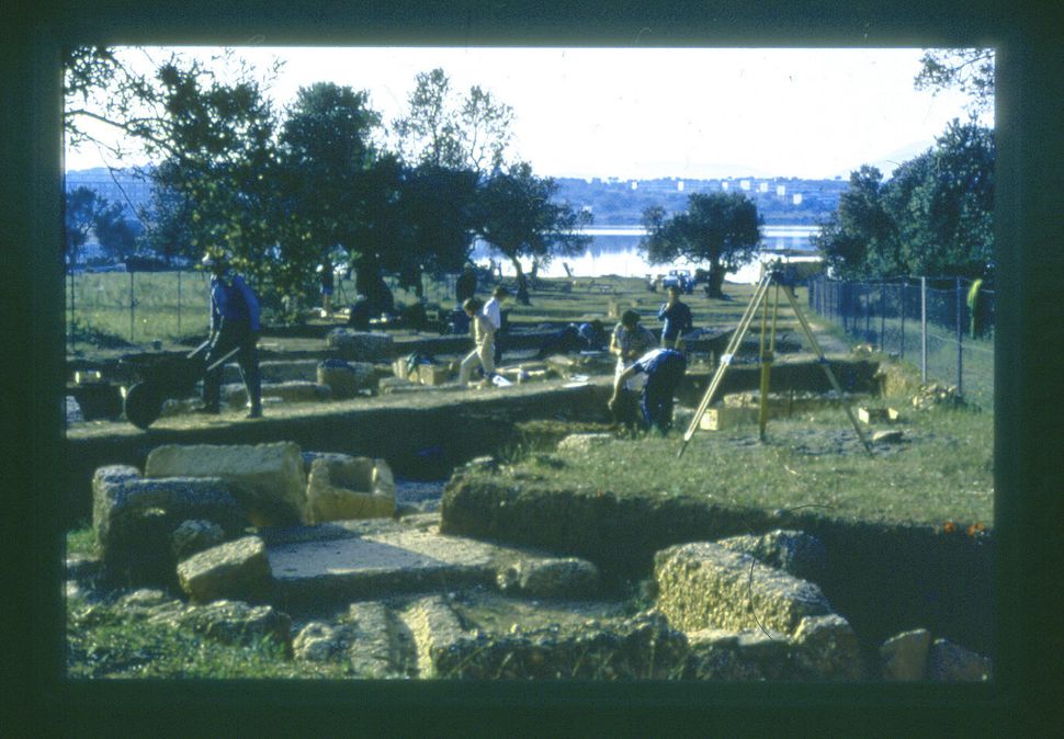 Εργασίες της ομάδας του Δρ. Γούλφ Ρούντολφ, το 1974, στο σωζόμενο χερσαίο τμήμα της αρχαίας πόλης, στο Πορτοχέλι