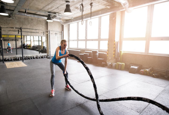 How To Use Battle Ropes: Workouts To Try Next Time You Hit The Gym ...