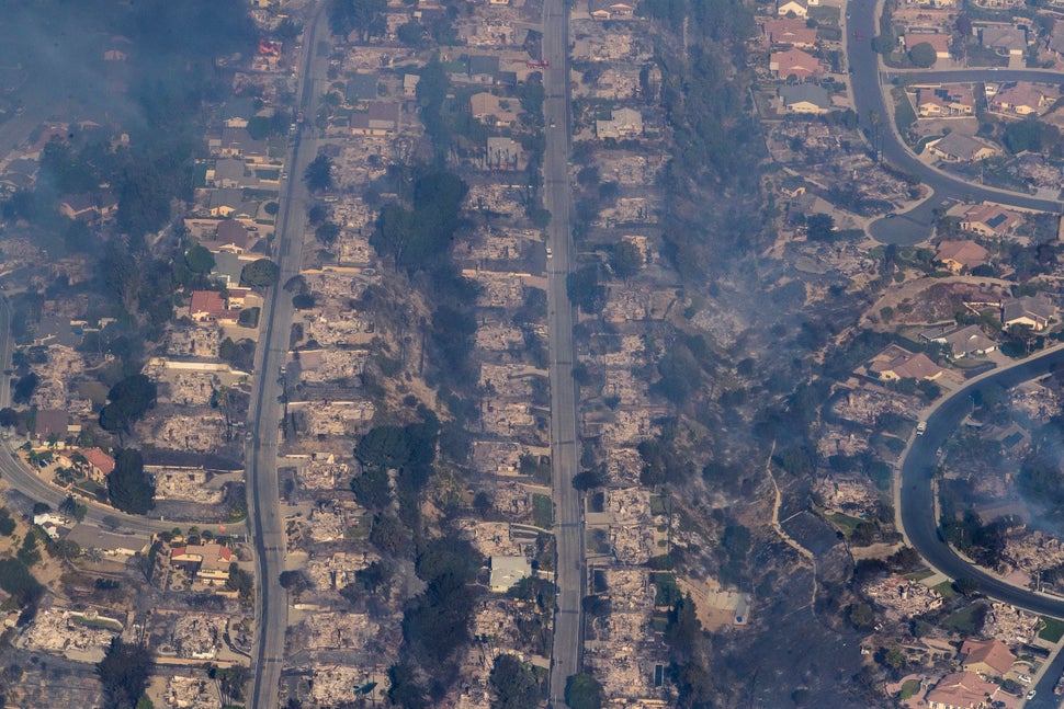 Dramatic Images From Devastating Southern California Wildfires Huffpost 8755