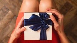 Por qué hay personas que odian abrir regalos delante de la