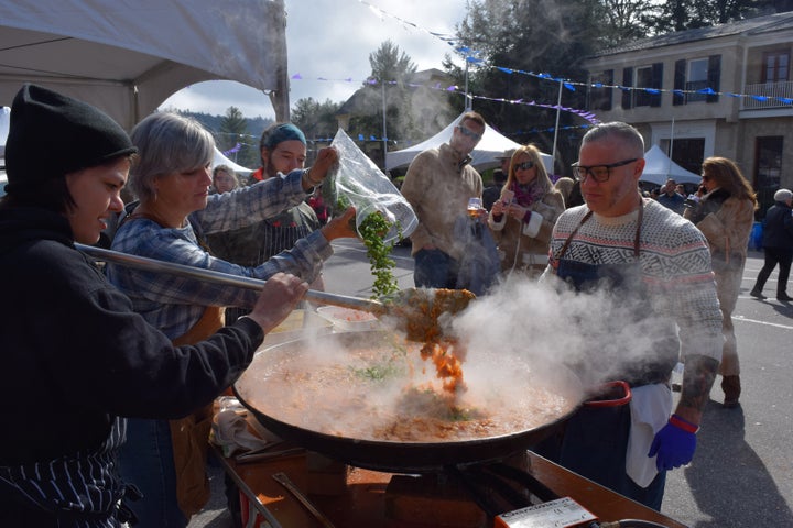 <p>Steve and Teryi Musolf of Greenville, SC’s Lazy Goat prepare paella at the 2017 Highlands Food & Wine Festival</p>