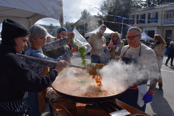 Steve and Teryi Musolf of Greenville, SC’s Lazy Goat prepare paella at the 2017 Highlands Food & Wine Festival