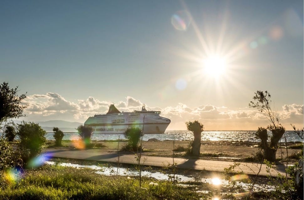 Το CRUISE EUROPA έξω από το λιμάνι της Πάτρας