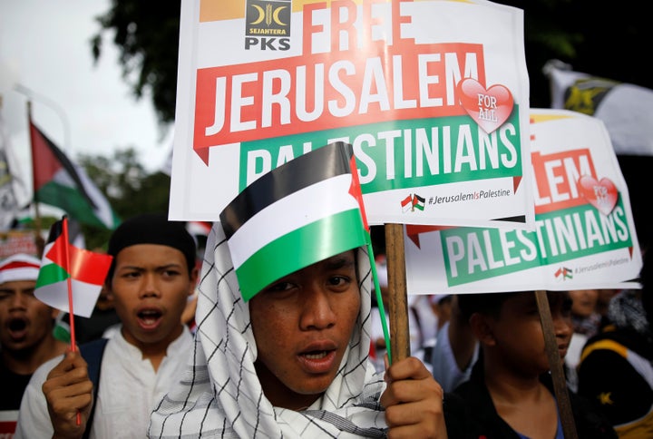 Protesters hold a rally outside the U.S. embassy in Jakarta, Indonesia, to condemn the U.S. decision to recognize Jerusalem as Israel's capital on December 10, 2017. (REUTERS/Darren Whiteside)