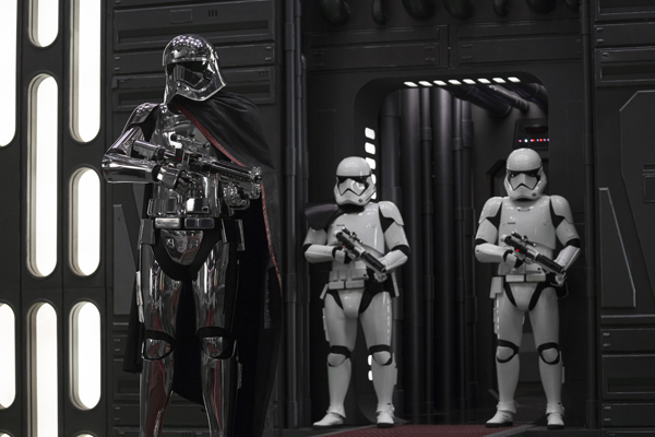 Captain Phasma (Gwendoline Christie) Mega Destroyer and Stormtroopers.