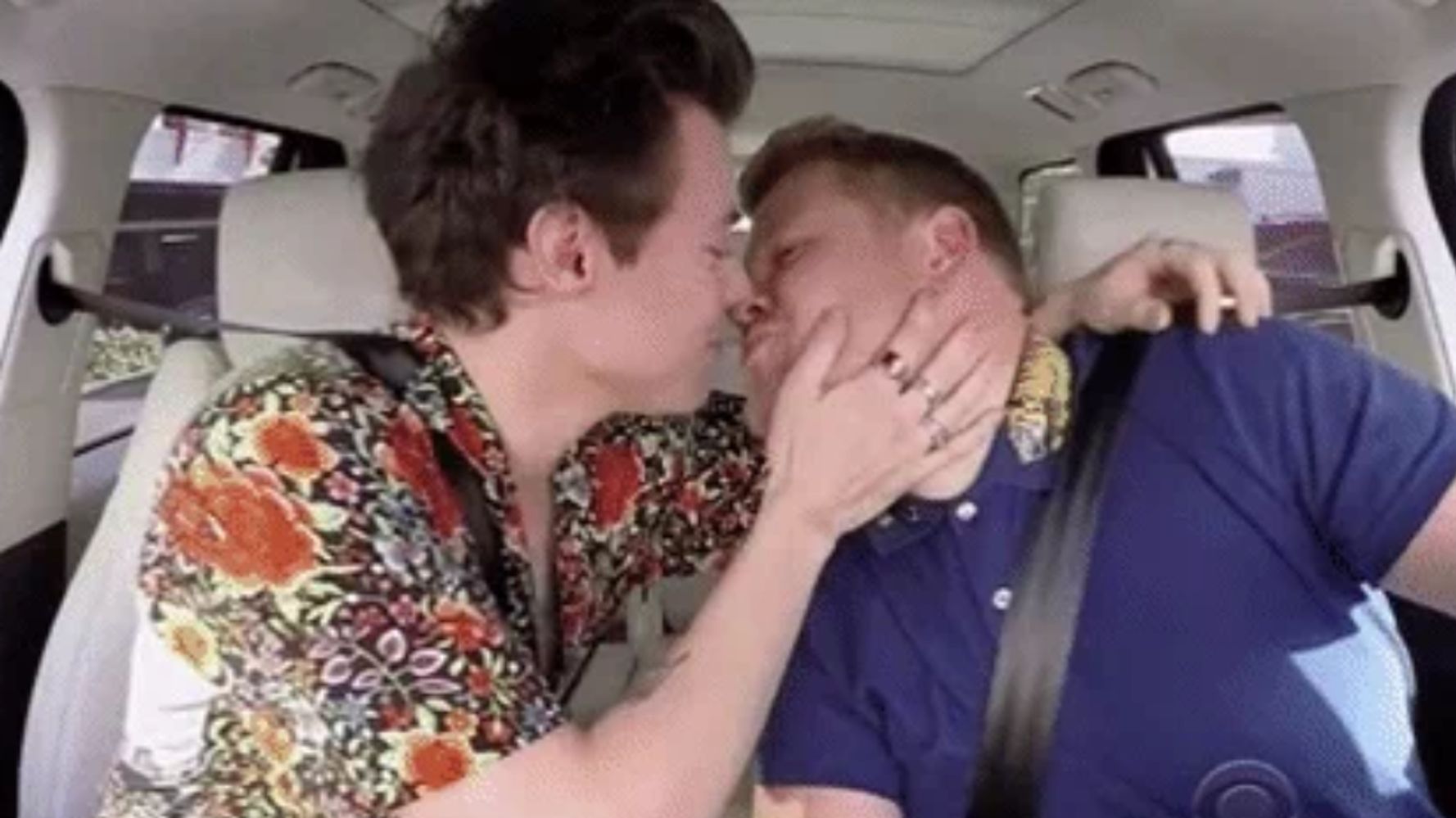 James Corden And Harry Styles Kiss For Holiday Themed Carpool Karaoke Huffpost 