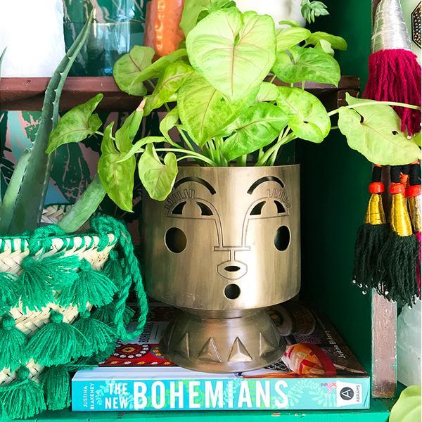 <a rel="nofollow" href="https://shop.jungalow.com/collections/planters/products/brass-authur-planter" target="_blank">The Jun