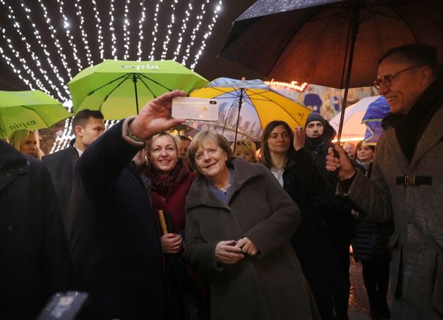 Merkel ließ sich mit Passanten fotografieren.