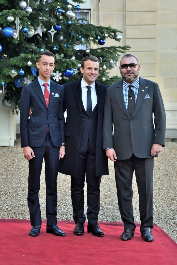 President Macron welcoming king of Morocco Mohammed VI and Crown prince Moulay El Hassan at the Elysee Palace  �]t�-h