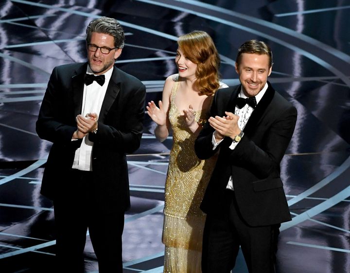 Οι πρωταγωνιστές του «La La Land», Emma Stone και Ryan Gosling, μαζί με τον παραγωγό της ταινίας, Gary Gilbert, στη σκηνή των βραβείων Όσκαρ. 