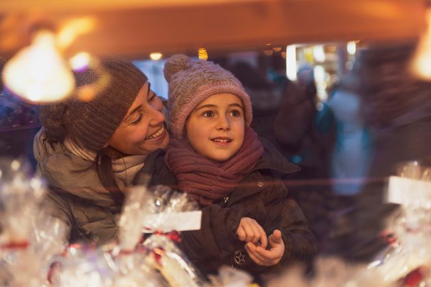 Kinder werden an Weihnachten oft mit viel zu vielen Geschenken überhäuft.