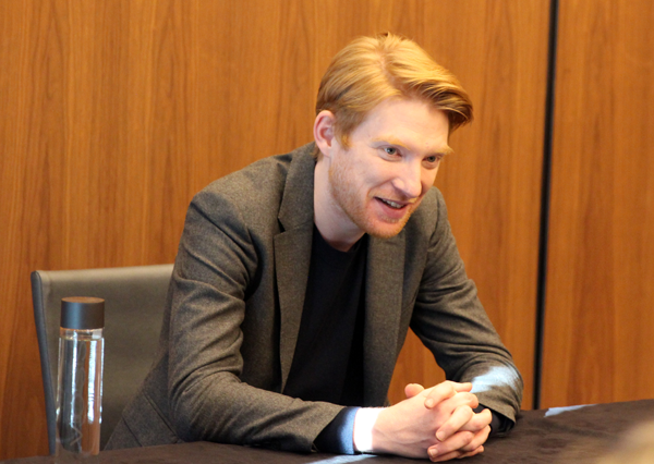 Domhnall Gleeson meets with writers at the <em>Star Wars: The Last Jedi</em> press junket