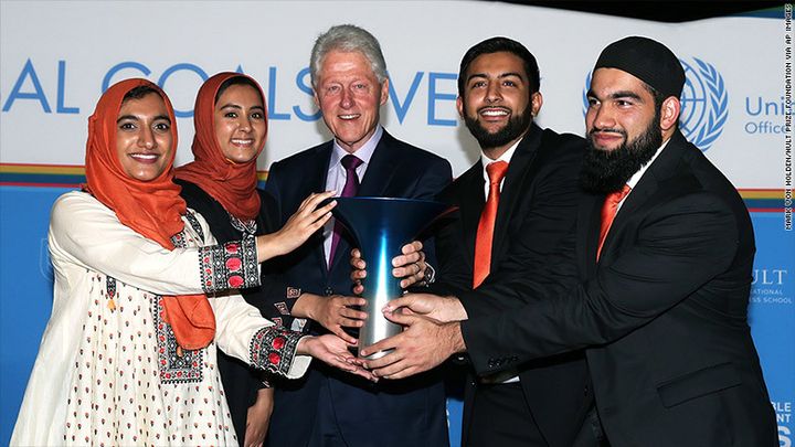 Gia Farooqi, Hanaa Lakhani, Moneeb Mian and Hasan Usmani and receiving their first place award from former U.S. President Bill Clinton