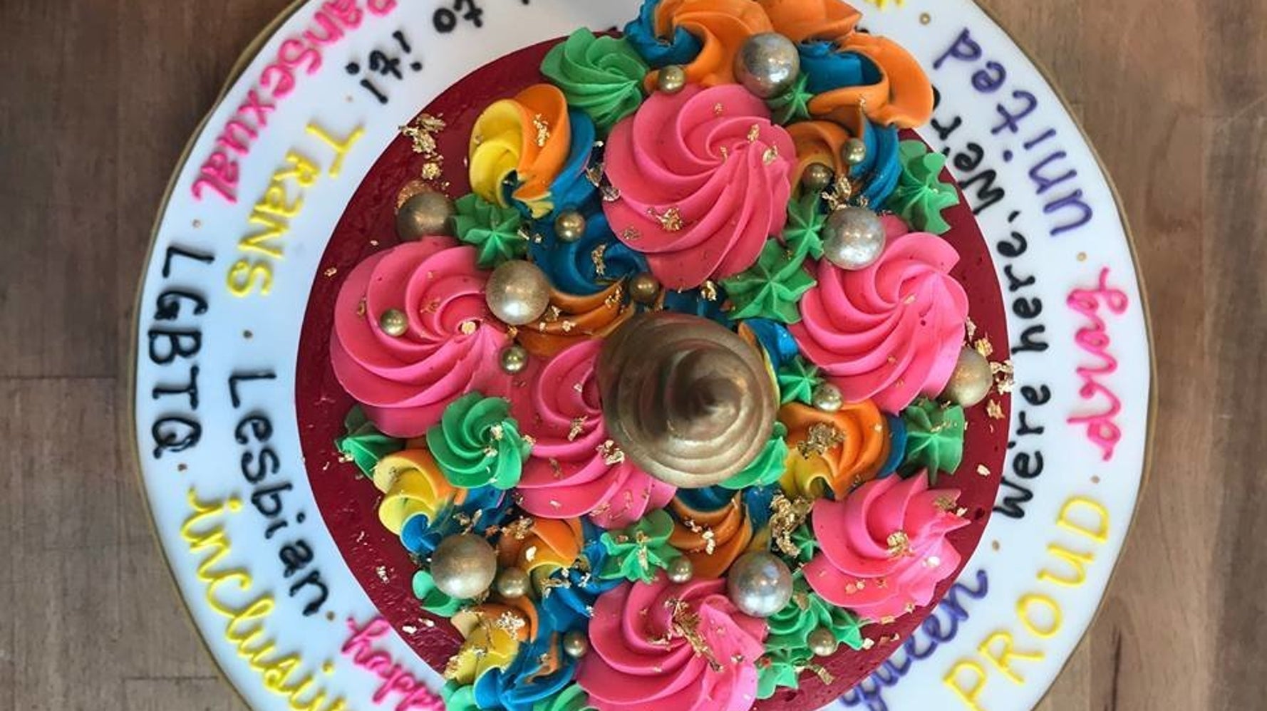 Ces Deux Futurs Maries Voulaient Le Gateau Le Plus Gay Possible Ils Ont Ete Servis Le Huffington Post Life