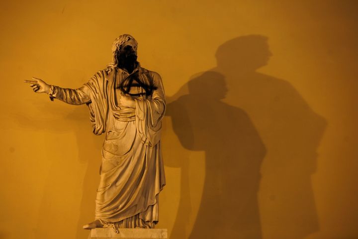 Το άγαλμα του Ρήγα Φεραίου στον προαύλιο χώρο του Εθνικού Καποδιστριακού Πανεπιστημίου Αθηνών