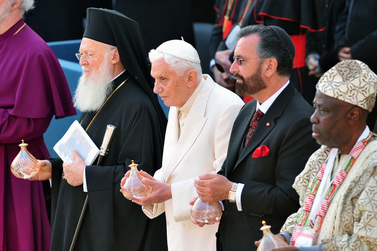 Ο Οικουμενικός Πατριάρχης Βαρθολομαίος, ο Πάπας Βενέδικτος ΙΣΤ΄, ο Ραβίνος Ντέϊβιντ Ρόζεν και ο Πρόεδρος και ιδρυτής του Ifa Ηeritage Institute, Wande Abimbola κατά την διάρκεια προσευχής για την Ειρήνη. 