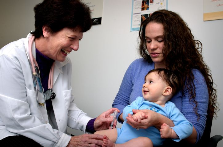 Photo of baby getting vaccinated (<a rel="nofollow" href="https://pixnio.com/science/medical-science/infant-being-held-by-his