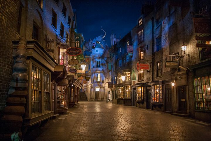 Diagon Ally in The Wizarding World of Harry Potter features Gringotts, The Leaky Cauldron and Ollivanders.