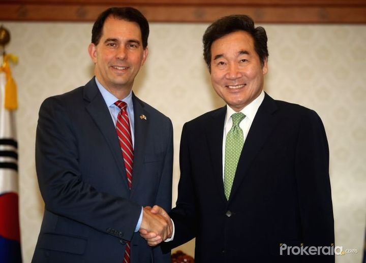  Governor Scott Walker met with South Korean Prime Minister Lee, Nak-Yeon shaking their hands [Image : twitter @GovWalker] 