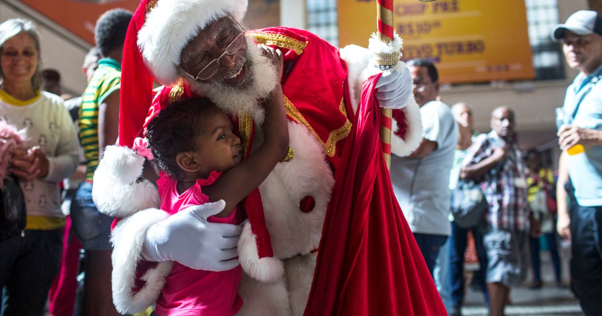 Santa has. Рождество в Бразилии. Бразилия католическое Рождество. Рождество в Бразилии фото. Гусалех Африканский дед Мороз.