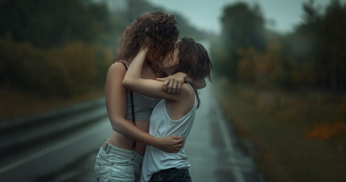 Rain lesbian. Две девушки обнимаются. Объятия двух девушек. Подруги обнимаются. Две влюбленные девушки.